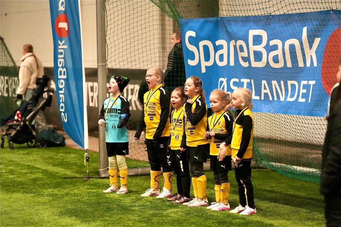 Stolte jenter som har fått medalje rundt halsen! 