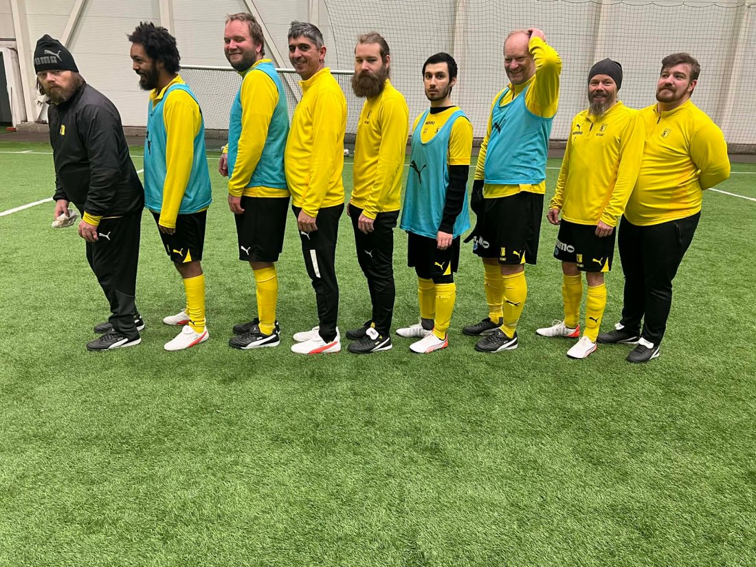 Flott med nye fotballsko - mange sverger fremdeles til at de SKAL være svarte og hvite...