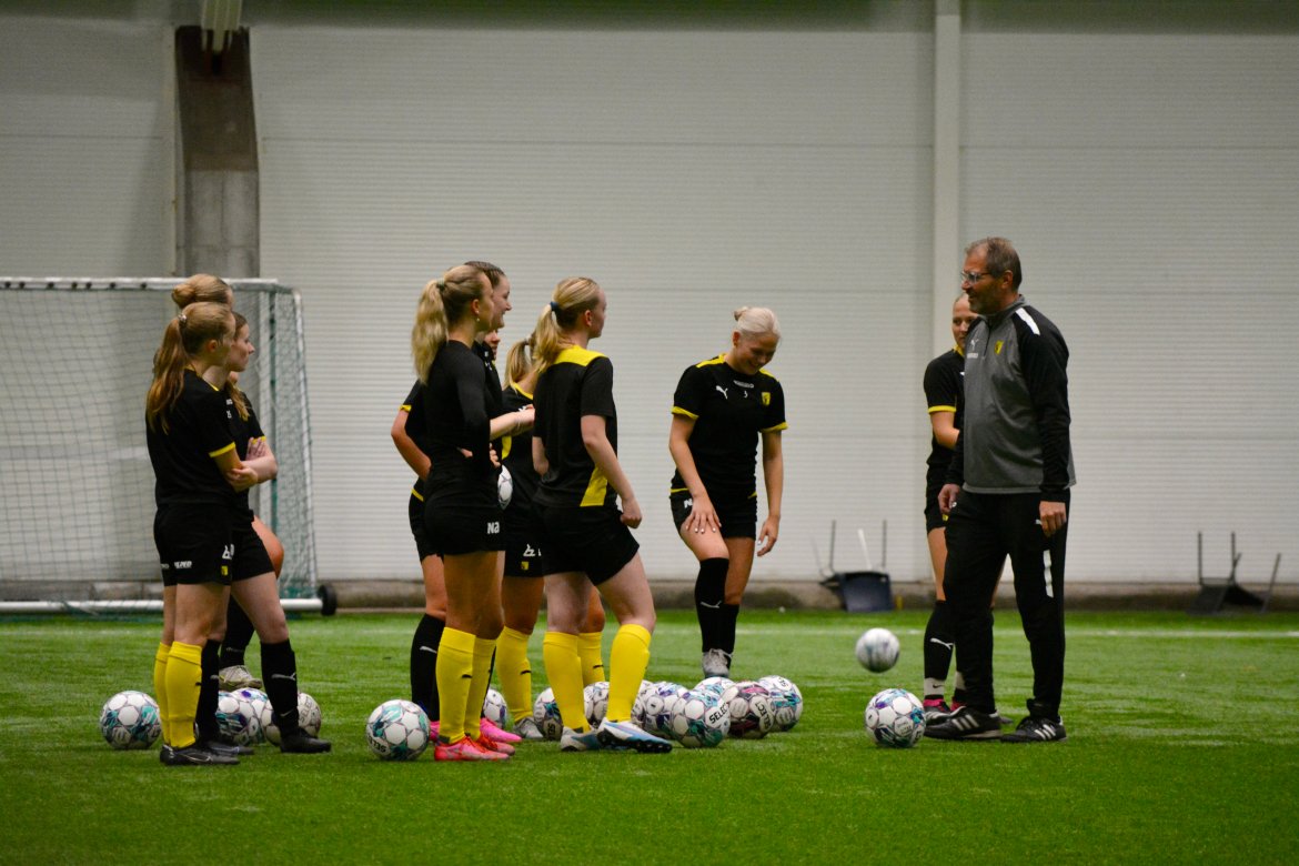 Øystein Amlien instruerer jentene i neste øvelse