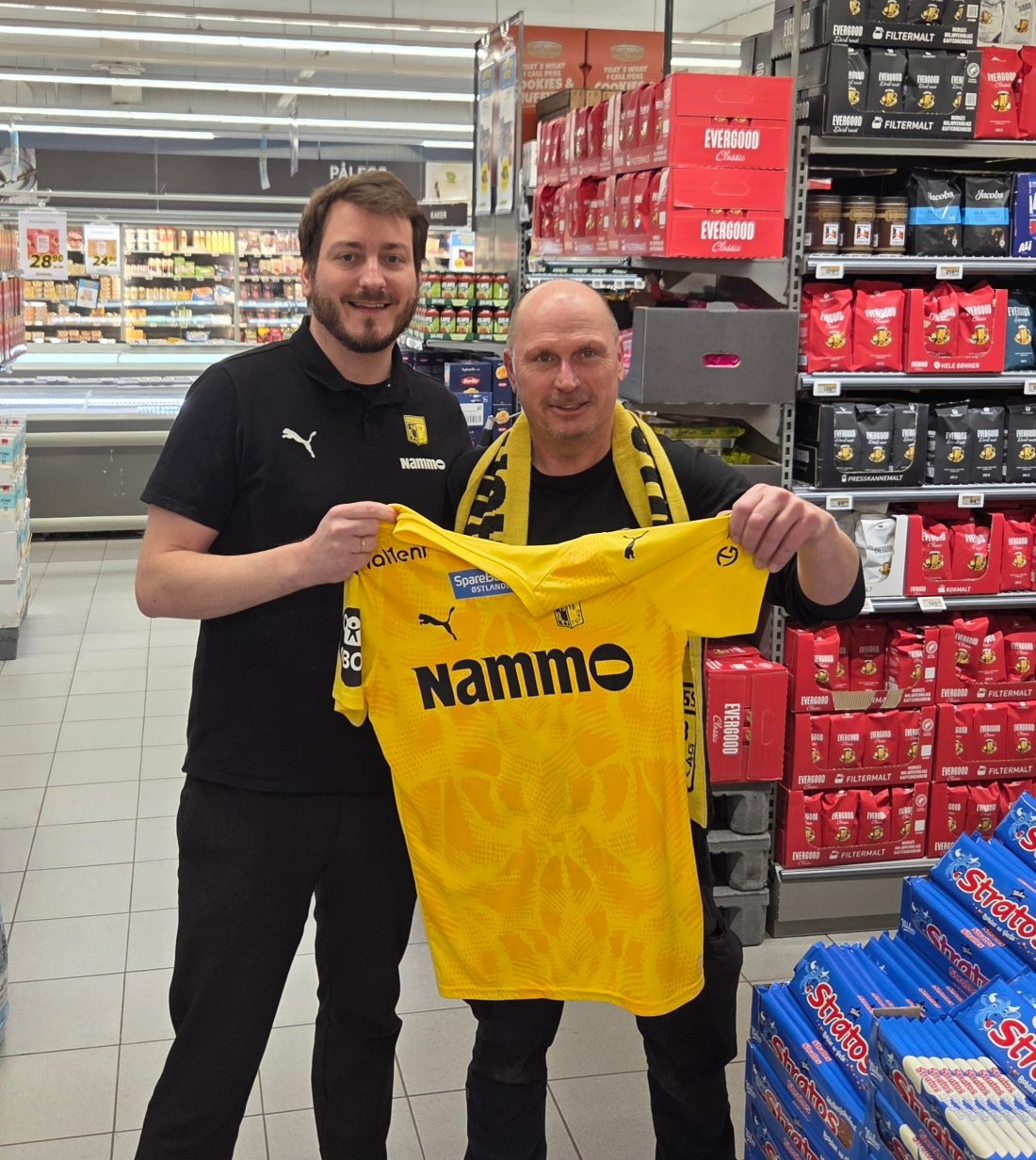 Tom-Rune Øverstad i den gule og svarte butikken på hjørnet