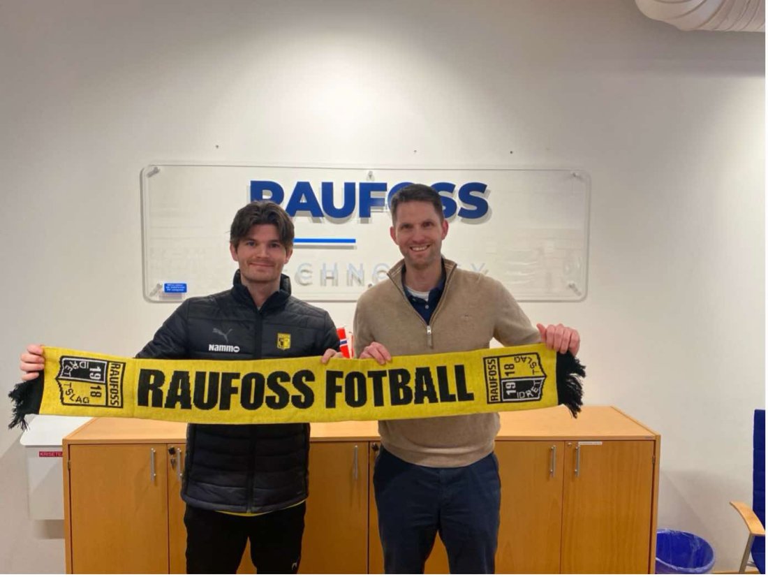 Fabrikksjef Thomas Wassenden ved Raufoss Technology har også hatt besøk av Oliver.