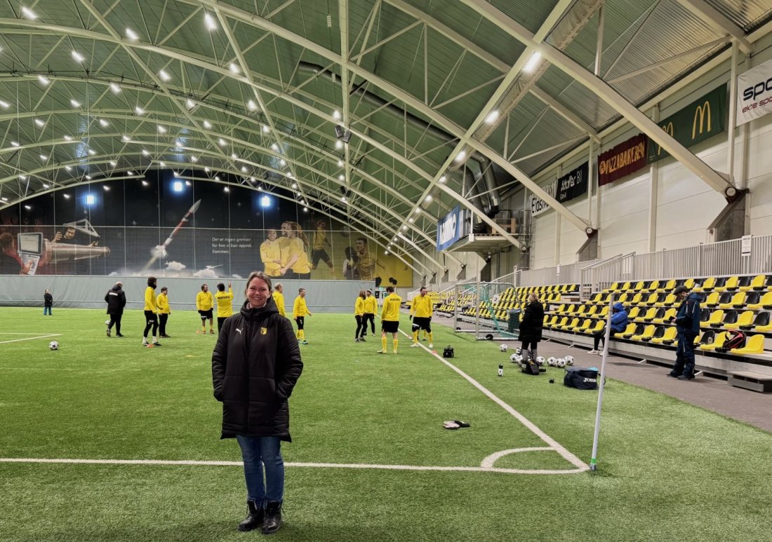 Daglig leder Mats Thyli "løp" etter den nyansatte administrasjonslederen inne i hallen for å få tatt bilde i dag. Han prøvde! Kom nesten innpå!