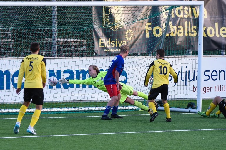 Sander Harefallet setter inn 2-1 målet.