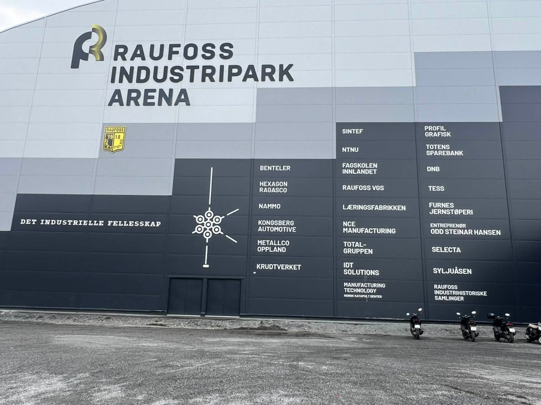 Teknologiveggen på fronten av Raufoss Industripark Arena