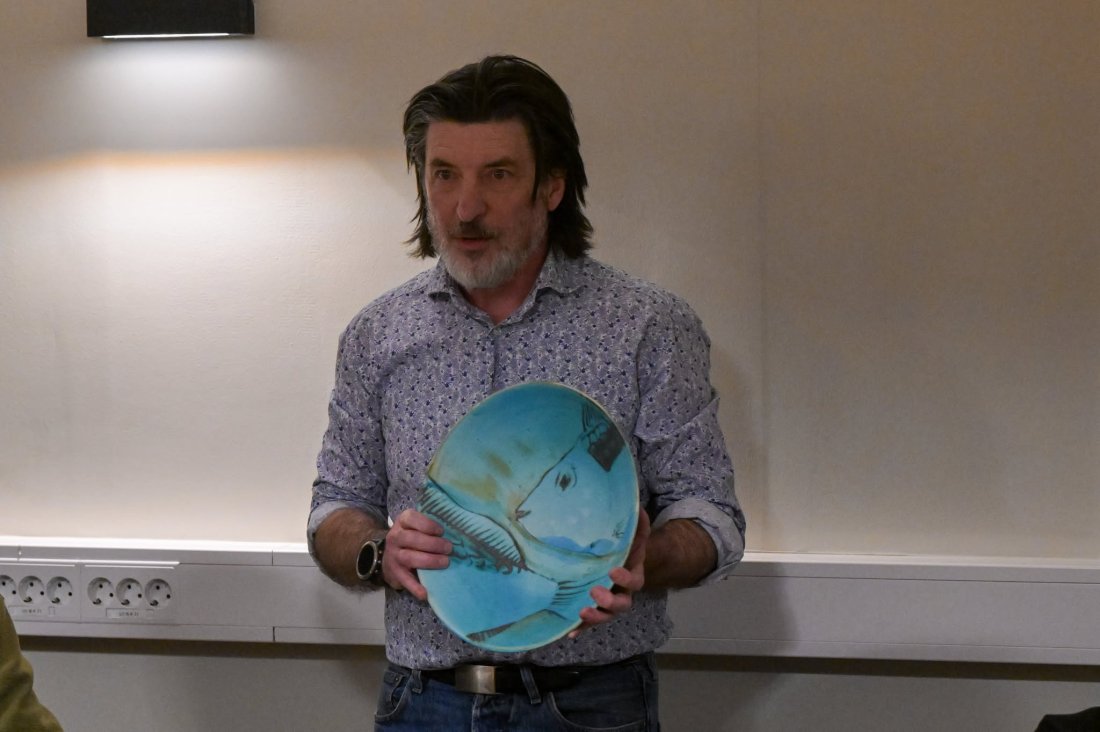 Leder i RUV, Bjørn Morten Skudsveen med prisen. Som alltid et keramikkfat laget av utflyttet Raufoss-kunstner Eva Vold.