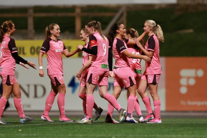 Rosa jubel på Nammo Stadion!